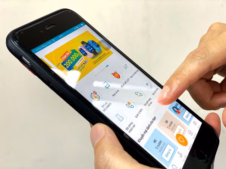 Mobile money giúp người dân có thể thanh toán mọi lúc mọi nơi với thiết bị di động được kết nối Internet. Ảnh: Lê Tiên