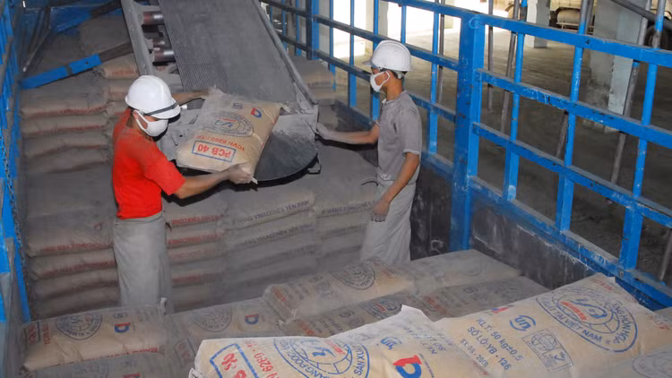 Tổng công ty Xi măng Việt Nam đặt mục tiêu sản xuất và tiêu thụ 31 triệu tấn sản phẩm (xi măng và clinker) trong năm 2019 tăng 6% so với năm 2018. Ảnh: Nhã Chi