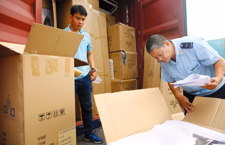 Nhiều đơn vị kiến nghị bổ sung các ngành nghề kiểm định và kiểm nghiệm hàng hóa, đấu giá tài sản… vào các ngành xem xét chuyển đơn vị sự nghiệp công lập thành công ty cổ phần. Ảnh: Giang Đông