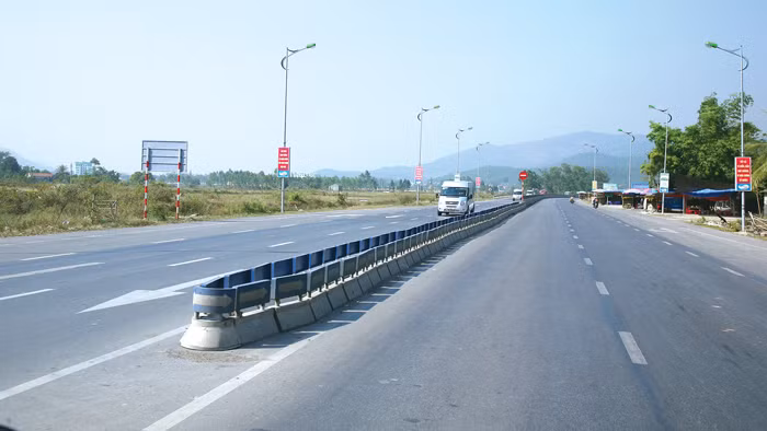 Quốc lộ 18A được mở rộng từ 2 làn xe lên 4 làn xe. Ảnh: Lê Tiên