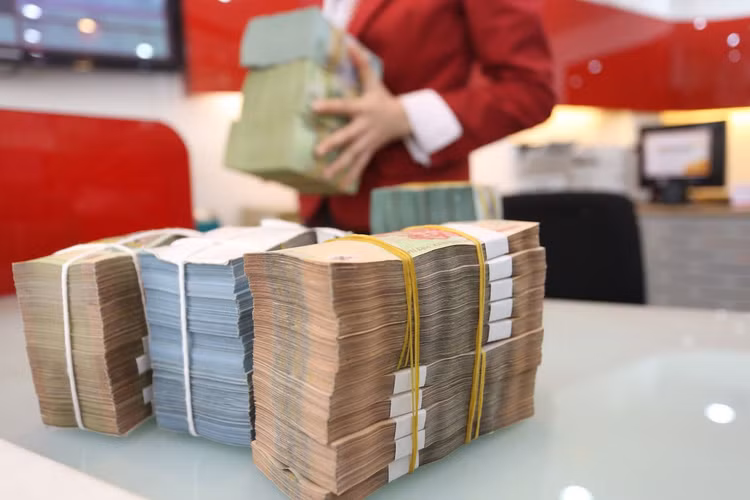Một số ngân hàng lớn đã giảm lãi suất huy động vốn. Ảnh: Nhã Chi