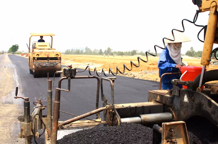 Nửa đầu năm 2016 đã tổ chức đấu thầu thành công 129 gói thầu quản lý, bảo dưỡng thường xuyên quốc lộ. Ảnh: Tiên Giang