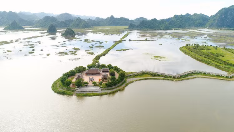 Khu du lịch Tam Chúc được ví như “vịnh Hạ Long trên cạn”. Ảnh: Tiên Giang