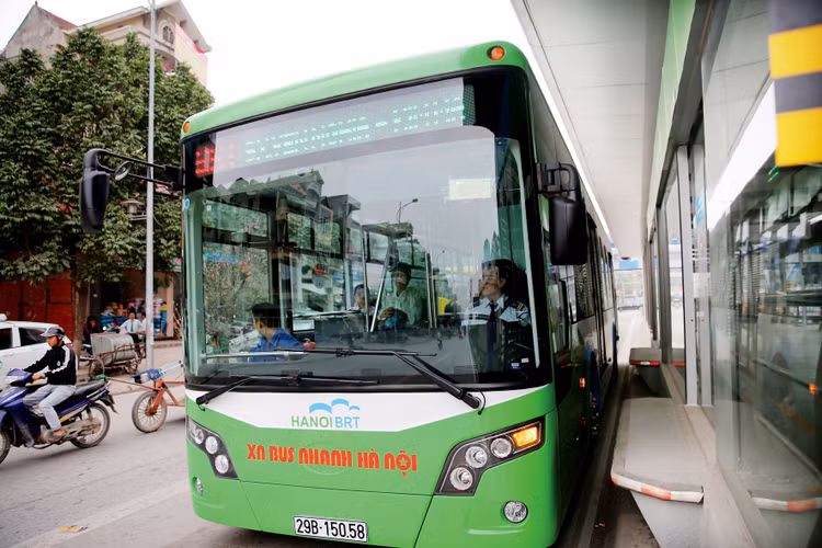 Gói thầu Đoàn xe BRT - giai đoạn 1 cung cấp 35 xe BRT có giá trị 176,29 tỷ đồng. Ảnh: Lê Tiên