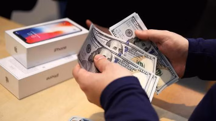 "Quả táo" tiếp tục là hãng smartphone lớn thứ nhì, chiếm 14% doanh số toàn cầu trong cả năm - Ảnh: Getty/CNBC.