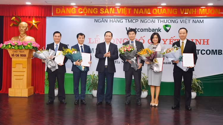 Phó Thống đốc Ngân hàng Nhà nước Đào Minh Tú tặng hoa chúc mừng các nhân sự cấp cao của Vietcombank mới được bổ nhiệm