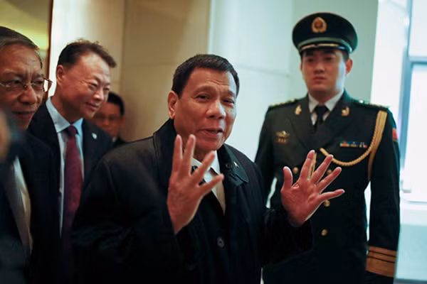 Ông Rodrigo Duterte (giữa) hôm qua tại một khách sạn ở Bắc Kinh, thủ đô Trung Quốc. Ảnh: Reuters
