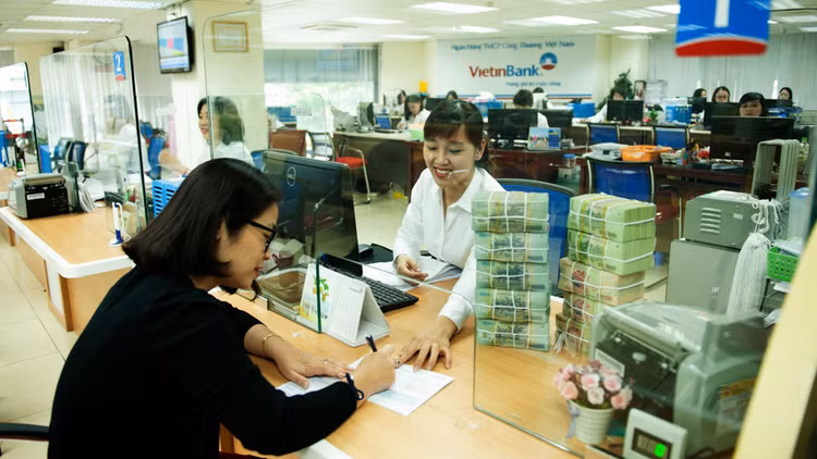 Một trong những trở ngại đối với quá trình tái cơ cấu hệ thống ngân hàng là nâng cao năng lực tài chính thông qua tăng vốn điều lệ của các ngân hàng thương mại nhà nước. Ảnh: Lê Tiên