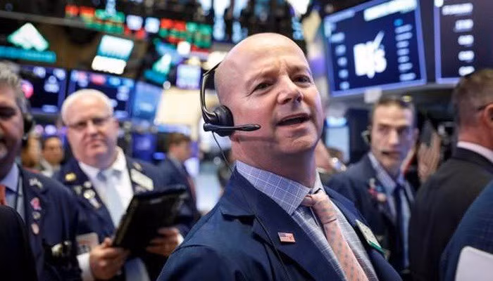 Các nhà giao dịch cổ phiếu trên sàn NYSE ở New York, Mỹ - Ảnh: Reuters.