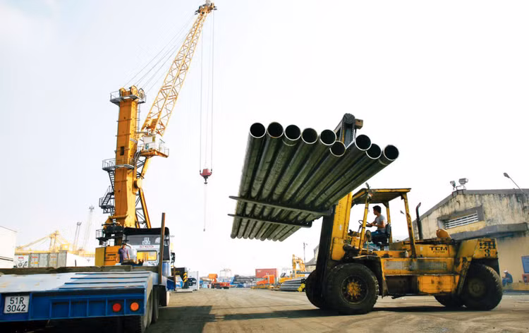 Thép là một trong những mặt hàng tiềm ẩn nguy cơ gian lận xuất xứ. Ảnh: Gia Khoa