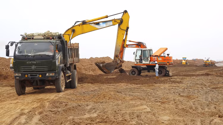 Trong gần 3 năm trở lại đây, Công ty CP Xây dựng dịch vụ và thương mại 68 được công khai trúng 21 gói thầu, trong đó có nhiều gói thầu lớn đang trong thời gian thi công. Ảnh: Nhã Chi