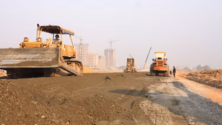 Quá trình thực hiện Luật Đầu tư công đã bộc lộ một số hạn chế dẫn đến tình trạng kéo dài thời gian, chậm tiến độ giải ngân vốn dự án đầu tư công. Ảnh: Lê Tiên