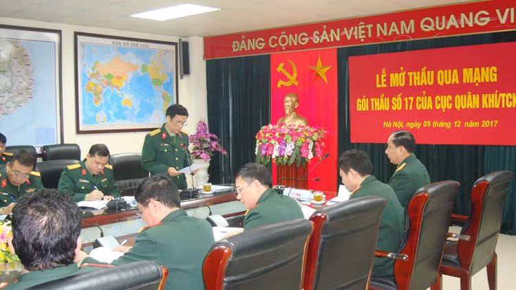 Đây là lần đầu tiên một đơn vị của Bộ Quốc phòng thực hiện đấu thầu qua mạng. Ảnh: Trường Sinh