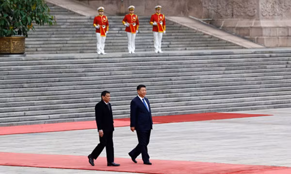 Tổng thống Rodrigo Duterte và Chủ tịch Trung Quốc Tập Cận Bình tại Bắc Kinh hôm qua. Ảnh: Reuters