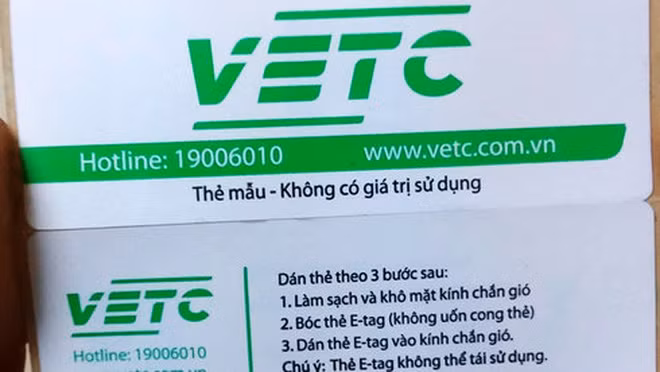 Thẻ E-tag (phần trên) được dán trên kính trước của xe để giao tiếp, tính phí tự động với trạm thu phí theo công nghệ không dừng - Ảnh: T.PHÙNG