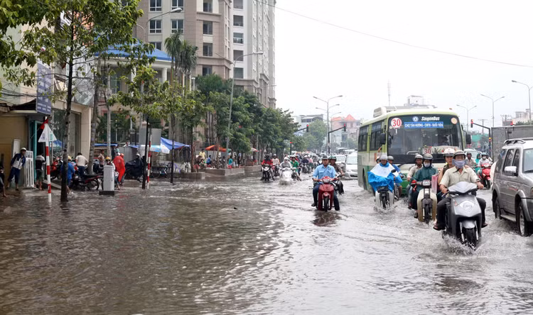 Ngay sau khi đưa vào sử dụng, đường Nguyễn Hữu Cảnh đã trở thành “rốn ngập” của TP.HCM. Ảnh: Minh Khuê