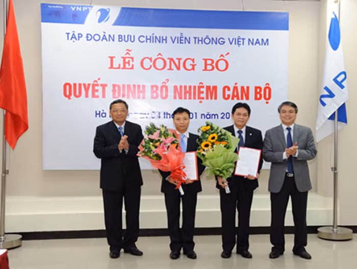 Ông Đặng Anh Sơn (đứng thứ hai từ phải sang) nhận quyết định bổ nhiệm vào vị trí phụ trách chức vụ Giám đốc VNPT Hà Nội. (Ảnh VNPT Hà Nội cung cấp)