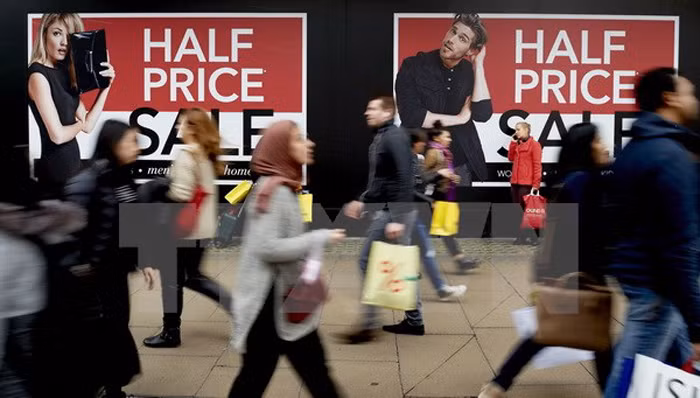 Các cửa hàng ở London giảm giá mạnh nhằm thu hút khách hàng tới mua sắm trong Ngày tặng quà. (Nguồn: AFP/TTXVN)