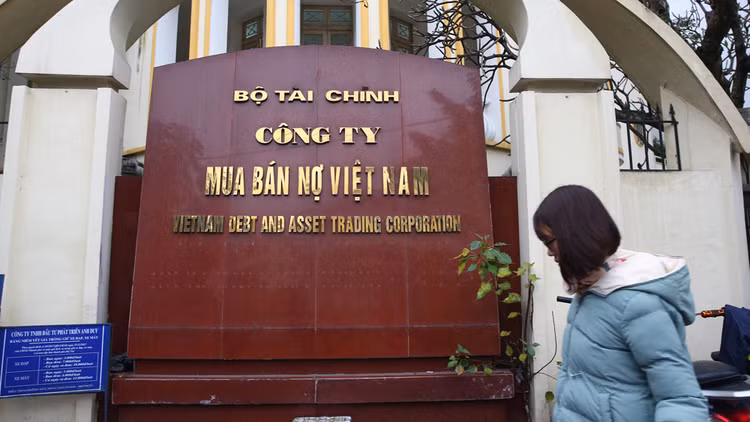 Dịch vụ mua bán nợ có thể dưới các hình thức: dịch vụ môi giới mua bán nợ, dịch vụ sàn giao dịch mua bán nợ và dịch vụ tư vấn mua bán nợ… Ảnh: Tiên Giang