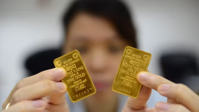 Chỉ trong vòng hai tuần qua, Công ty vàng SJC đã hai lần ngưng mua vàng móp méo và vàng một ký tự chữ - Ảnh: Q.Định