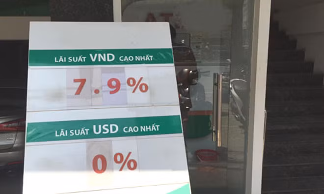 Lãi suất kỳ hạn dài tại nhiều ngân hàng vọt lên gần 8% một năm, gửi online có thể được cộng thêm 0,1-0,2%. Ảnh: Thanh Lan.
