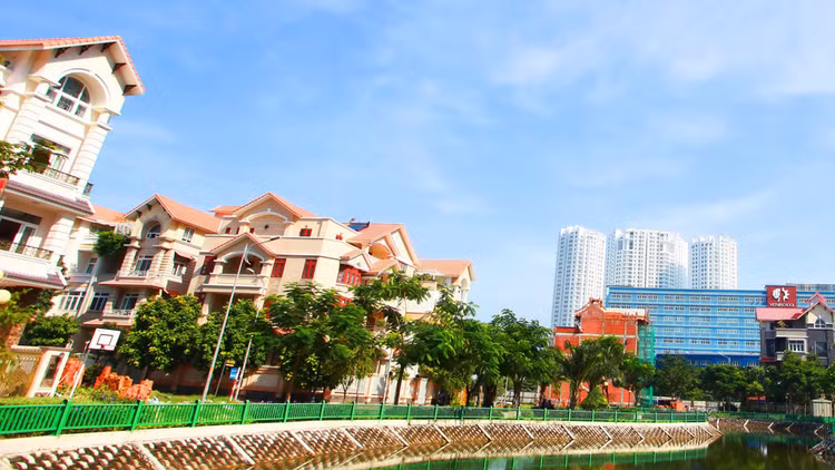 Nhà phố và biệt thự xây sẵn: Nguồn cung ít, sức hút cao