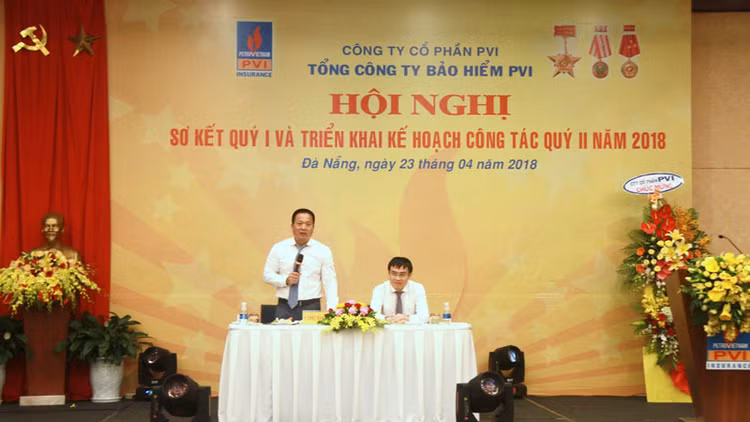 Ông Phạm Anh Đức (trái) - Chủ tịch Hội đồng thành viên và ông Trương Quốc Lâm - Tổng giám đốc Bảo hiểm PVI điều hành Hội nghị