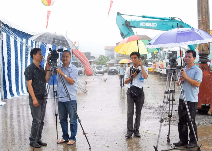 Dọc đường tác nghiệp của mỗi phóng viên luôn song hành với nhiều câu chuyện thú vị nhưng cũng tiềm ẩn không ít rủi ro, mạo hiểm. Ảnh: Tiên Giang
