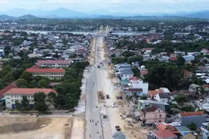 Hiện trạng đường Nguyễn Hoàng đang bị chậm tiến độ. Ảnh Lê Kông