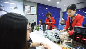 Ngân hàng Nhà nước yêu cầu các ngân hàng thương mại tiết giảm chi phí vận hành, chia sẻ một phần lợi nhuận và chủ động giảm chi phí huy động vốn để giảm lãi suất cho vay bền vững. Ảnh: Lê Tiên