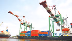 Trong 8 tháng đầu năm, tổng kim ngạch xuất nhập khẩu ước đạt 766,05 tỷ USD, tăng 28% so với cùng kỳ năm 2026. Ảnh: Lê Tiên