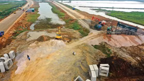 Từ kỳ tháng 10/2026, Bộ Tài chính chính thức chấm điểm giải ngân vốn đầu tư công, kiên quyết cắt giảm và điều chuyển vốn từ các dự án chậm tiến độ sang dự án có khả năng hấp thụ tốt. Ảnh: Gia Khoa