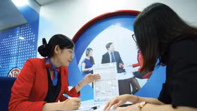 Việc tăng vốn giúp các ngân hàng cải thiện khả năng chống chịu rủi ro và nâng giới hạn cho vay, từ đó có thêm dư địa tăng trưởng tín dụng. Ảnh: Lê Tiên