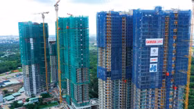 Nguồn cung bất động sản tại TP.HCM vẫn tập trung ở phân khúc trung và cao cấp, trong khi sản phẩm vừa túi tiền ngày càng khan hiếm. Ảnh: Song Lê