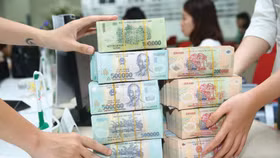 Nhiều ngân hàng đã tung ra các chương trình cộng thêm lãi suất hấp dẫn nhằm thu hút dòng tiền gửi tiết kiệm. Ảnh: Nhã Chi