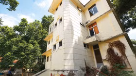 Bộ Tài chính đề xuất cơ chế cho thuê nhà, đất công dôi dư với thời hạn tối đa 5 năm trong thời gian chờ hoàn thiện thủ tục giao đất, cho thuê đất theo quy định (Trong ảnh: Nhà làm việc trong khuôn viên Sở Nông nghiệp và Phát triển nông thôn tỉnh Bình Dương cũ). Ảnh: Công Thành
