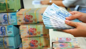 Tình trạng tín dụng tăng nhanh hơn huy động vốn khiến áp lực thanh khoản tăng mạnh, ngân hàng phải đẩy mặt bằng lãi suất huy động tương đối cao để thu hút vốn. Ảnh: Lê Tiên