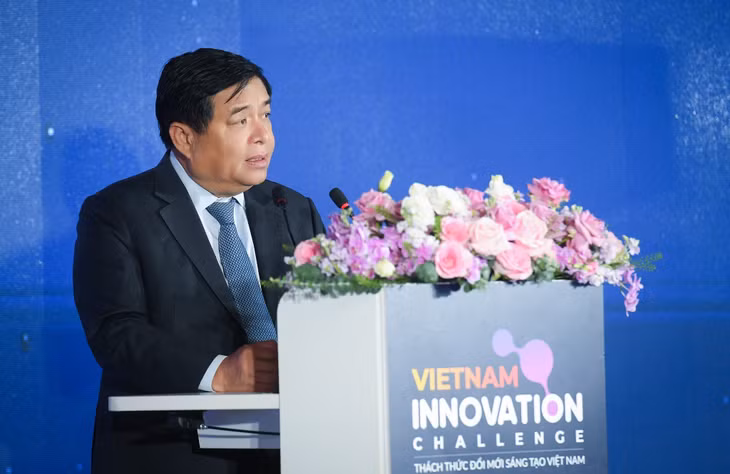 Bộ trưởng Nguyễn Chí Dũng đề nghị cộng đồng doanh nghiệp Việt Nam quan tâm, đưa vào sử dụng các giải pháp tiêu biểu được công bố hôm nay. Ảnh: NIC