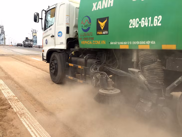 Xe hút bụi vệ sinh mặt cầu Thăng Long