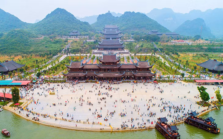 Năm 2022, tổng lượt khách du lịch đến Hà Nam ước đạt 3,15 triệu lượt khách, tăng 23,0% so với cùng kỳ, vượt 19,0% kế hoạch. Ảnh: Hương Lan