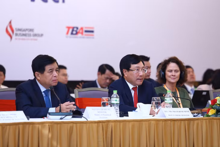 Tham dự Diễn đàn có Phó Thủ tướng Chính phủ Phạm Bình Minh cùng đại diện lãnh đạo các bộ, ngành... Ảnh: Lê Tiên