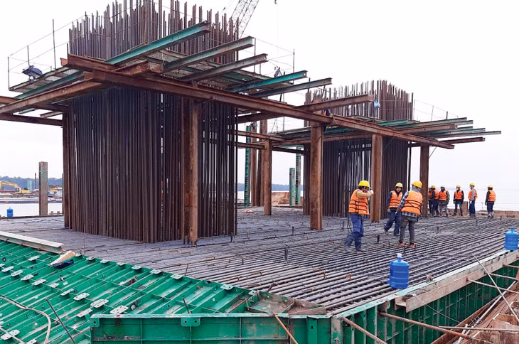 Cùng với giảm mặt bằng lãi suất, kích cầu tiêu dùng, thúc đẩy đầu tư công là những giải pháp quan trọng tạo lực đẩy cho hoạt động sản xuất, kinh doanh. Ảnh: Trần Chiến