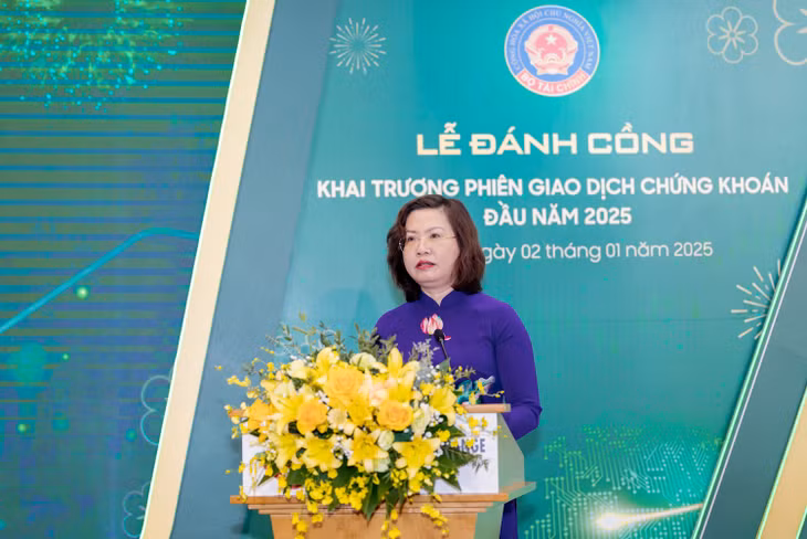 Chủ tịch Ủy ban Chứng khoán Nhà nước Vũ Thị Chân Phương phát biểu tại Lễ đánh cồng khai trương phiên giao dịch chứng khoán đầu năm 2025