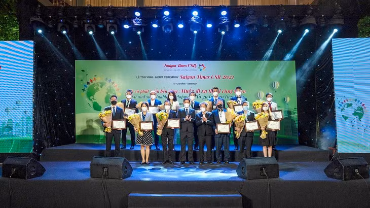 Các doanh nghiệp chụp hình lưu niệm với Ban tổ chức