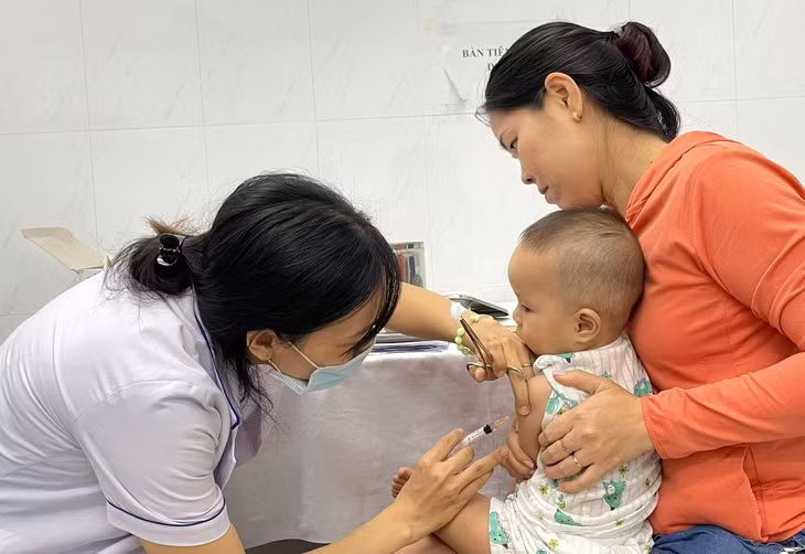 Nhiều phụ huynh phải đưa con em đi tiêm vắc xin dịch vụ do thiếu vắc xin trong Chương trình Tiêm chủng mở rộng. Ảnh minh họa: Duy Tính