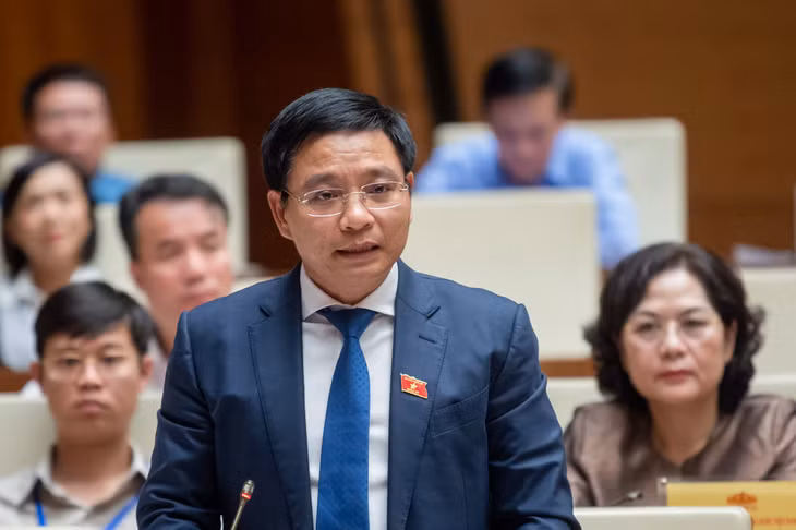 Bộ trưởng Bộ Giao thông vận tải Nguyễn Văn Thắng trả lời chất vấn đại biểu Quốc hội ngày 6/11. Ảnh: VGP