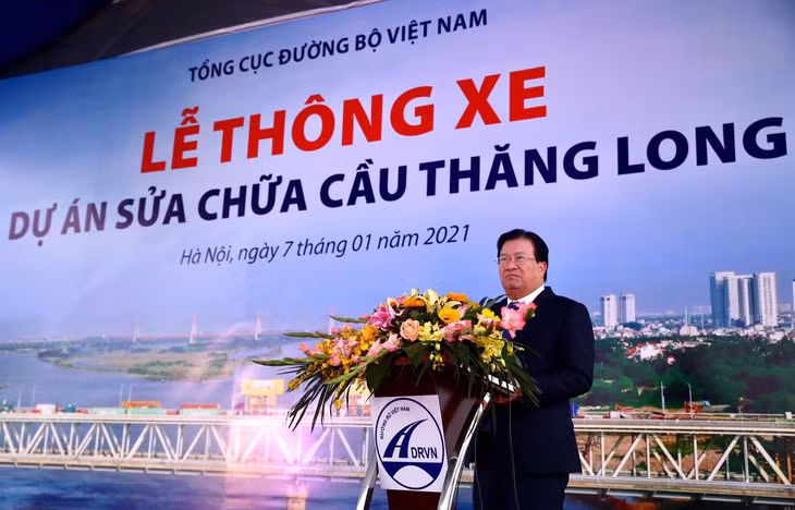 Phó Thủ tướng Chính phủ Trịnh Đình Dũng đánh giá cao những nỗ lực của Bộ Giao thông vận tải và các nhà thầu thi công trong việc sửa chữa cầu Thăng Long lần này. Ảnh: Lê Tiên