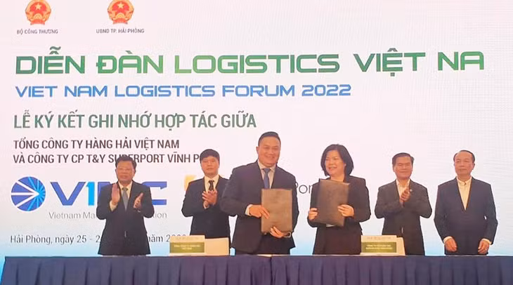 Đại diện Công ty CP T&amp;Y SuperPort Vĩnh Phúc (bên phải) và Tổng công ty Hàng hải Việt Nam ký kết Biên bản ghi nhớ hợp tác