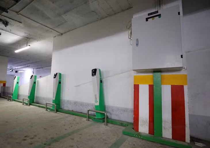 Các trụ sạc xe điện lắp đặt tại tầng hầm một khu chung cư tại Hà Nội