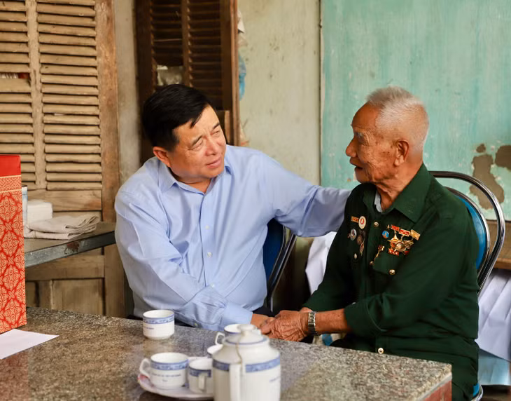 Bộ trưởng Nguyễn Chí Dũng ân cần hỏi thăm, tặng quà và tri ân các cựu chiến binh. Ảnh: MPI